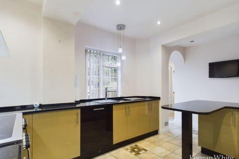 4 Bed Detached Executive Home - School Close, High Wycombe photo 3