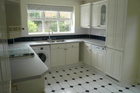 St. Andrews Gardens,Cobham,KT11 photo 3