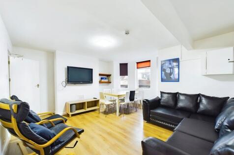 Queens Road, Hyde Park, Leeds, West Yorkshire, LS6 photo 4