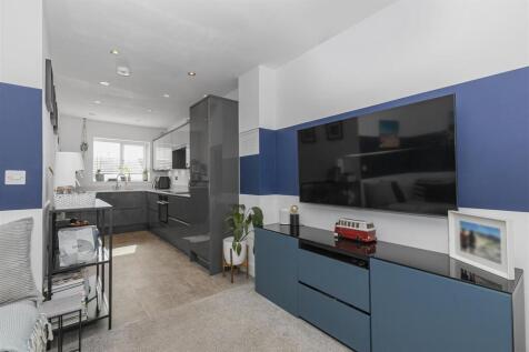 Lounge Kitchen 2.jpg