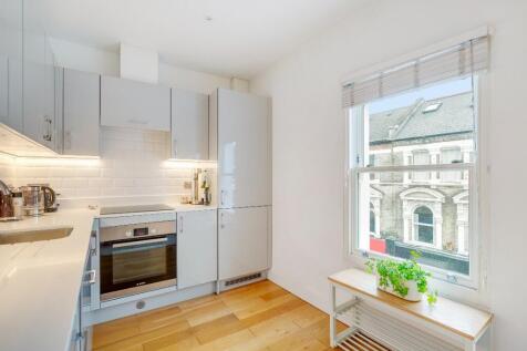 2-bed flat on Northcote Road, London, SW11, £2,850/mo