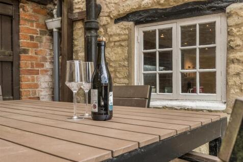 19 High Street, Greens Norton