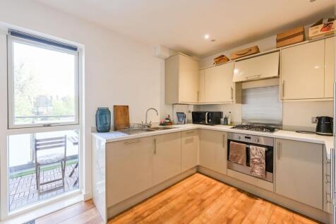 London, N13 - property photo