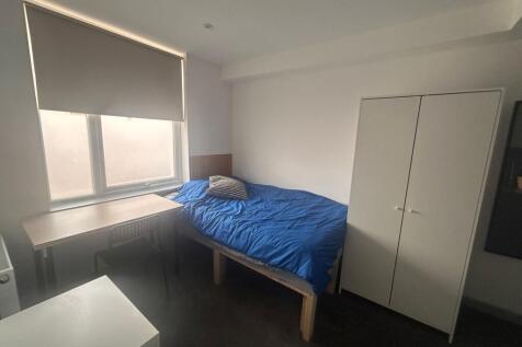 Bright single room with desk and wardrobe...