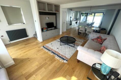 RECEPTION ROOM 1.jpg