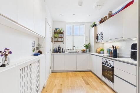 2 bed terraced house to rent Ringstead Court, Cro