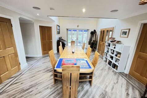 Entrance Hall/Dining Area