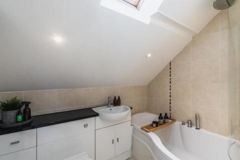 Master Bedroom En-Suite Bathroom