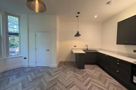 2-bed flat on Clinton Avenue, Nottingham, £1,200/mo