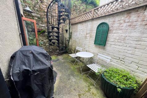 19 Ferndale courtyard.jpeg