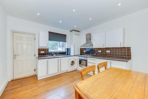 LIVING ROOM AND KITCHEN/DINER