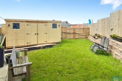 Dewsbury, WF12 - property photo