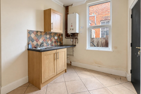 KITCHEN / UTILITY ROOM