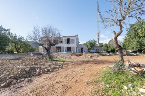 NEWLY BUILT MODERN VILLA IN UNIQUE LOCATION OF SELVA 