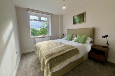 South-Facing Two-Bedroom ApartmentSet within the highly sought-after Headingley Park development by MMR Homes. Stylish 2 bedroom apartment offers contemporary living in a desirable location. Residents