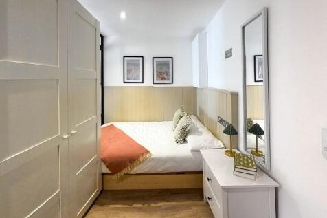 Gold Goodwood- Studio 25 |Verney St photo 3