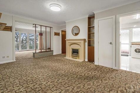 Open-plan lounge/dining room