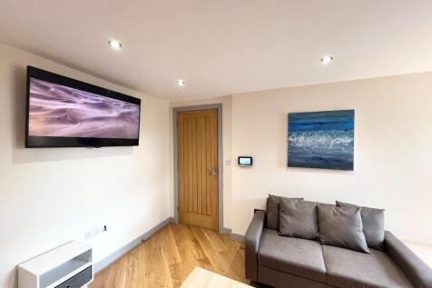 AVAILABLE NOW - Flat 4, DE1  photo 4