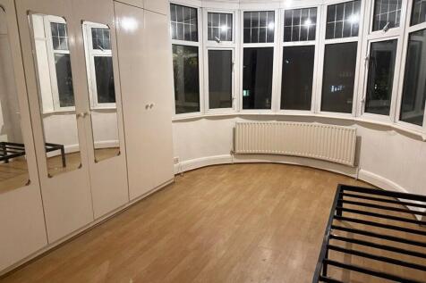 Elgar Avenue, Surbiton, KT5 photo 4