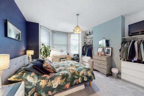 High ceilings in double bedroom into bay window