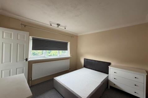 Beechtree Avenue, Englefield Green, Surrey photo 4
