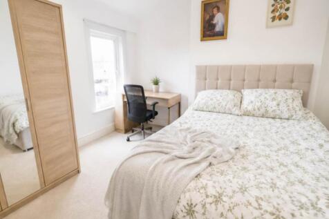 rear large bedroom u