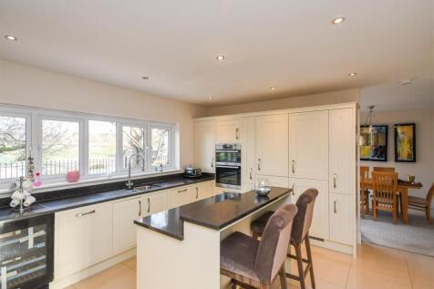 18 Pickwick Gardens, Compton photo 4