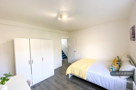 Elizabeth Close, London, E14 photo 3