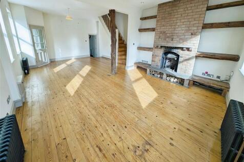 2-bed flat on Haydn Road, Sherwood, Nottingham, NG5 2LG, £975/mo