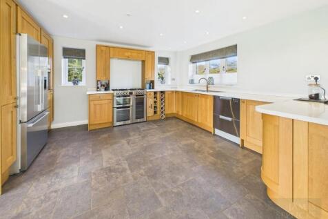 spacious living/dining kitchen