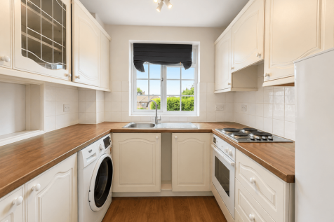 2 bed flat to rent Freshwood Way, London SM6