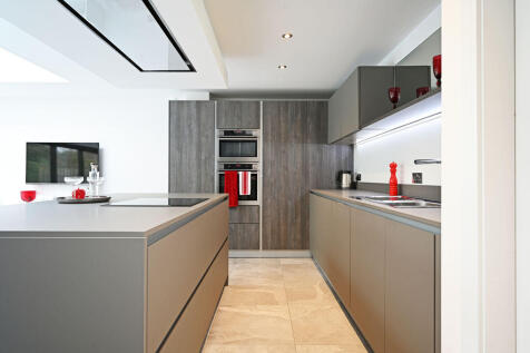 4 bed, 2 bath Detached in Sheffield - Photo 9