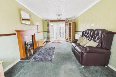 Spacious Through Lounge