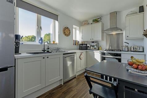 Splendid Integrated Off-White Cream Kitchen