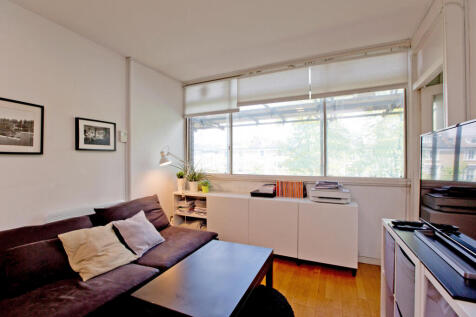 Stylish Studio Flat with Private Bedroom in Desir