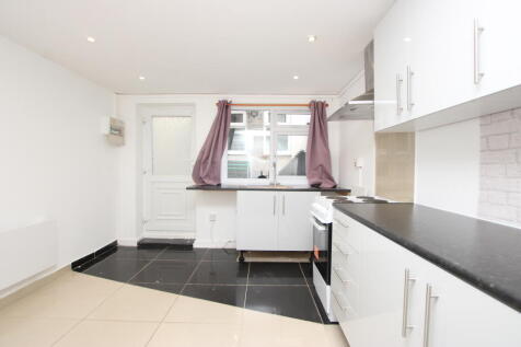 1-bed flat on Bath Road, Kettering, North Northamptonshire, £550/mo