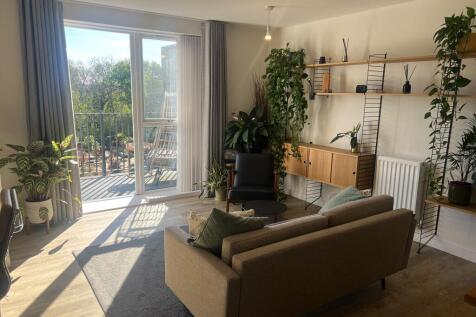 Academy Way, Loughton, Essex photo 3