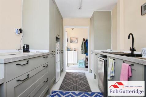 MODERN FITTED KITCHEN