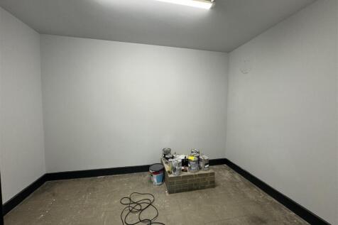 Ground floor store/space