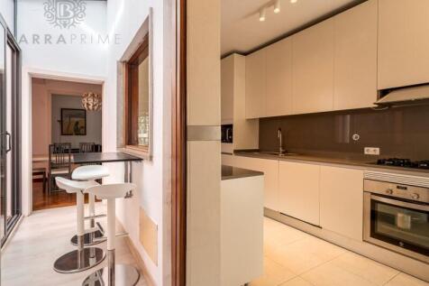 6-Bedroom Residence in Central Faro - A Truly Rare Find!
