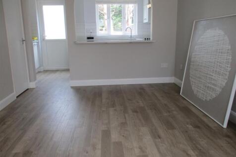 Vernon Close, OTTERSHAW photo 5