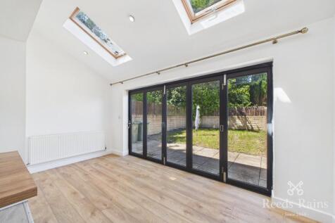 Newsome Road, Huddersfield, West Yorkshire, HD4 photo 4