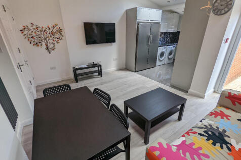 7-bed terraced on Palmer Park Avenue, Reading, Berkshire, RG6, £5,600/mo