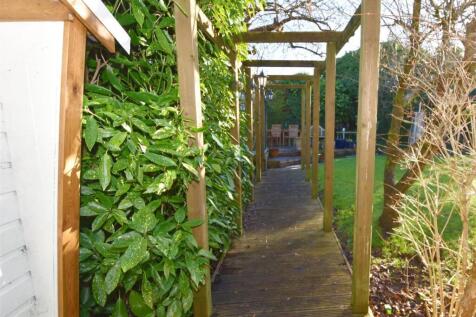 Walk way to rear of garden.jpg