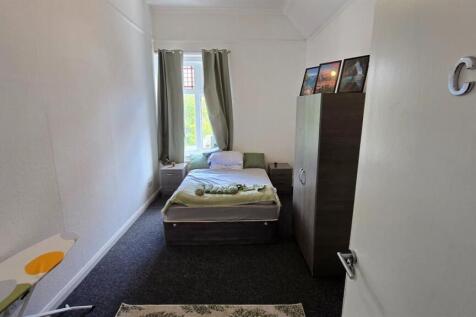 Bright double bedroom with storage and natural ...