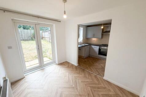 Manor Way, Bolton-Upon-Dearne, S63 photo 4