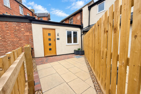 Studio flat on Shires Court, South Street, Bourne, £700/mo