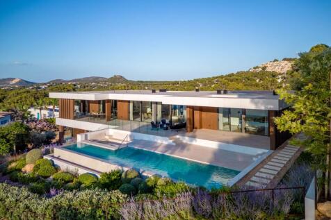 Unique property on the second sea line in Nova Santa Ponsa