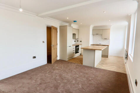 Stunning Top-Floor 2-Bed Apartment with Private S