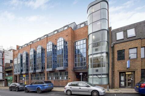 1-bed flat on Belmont Road, Uxbridge, £1,395/mo